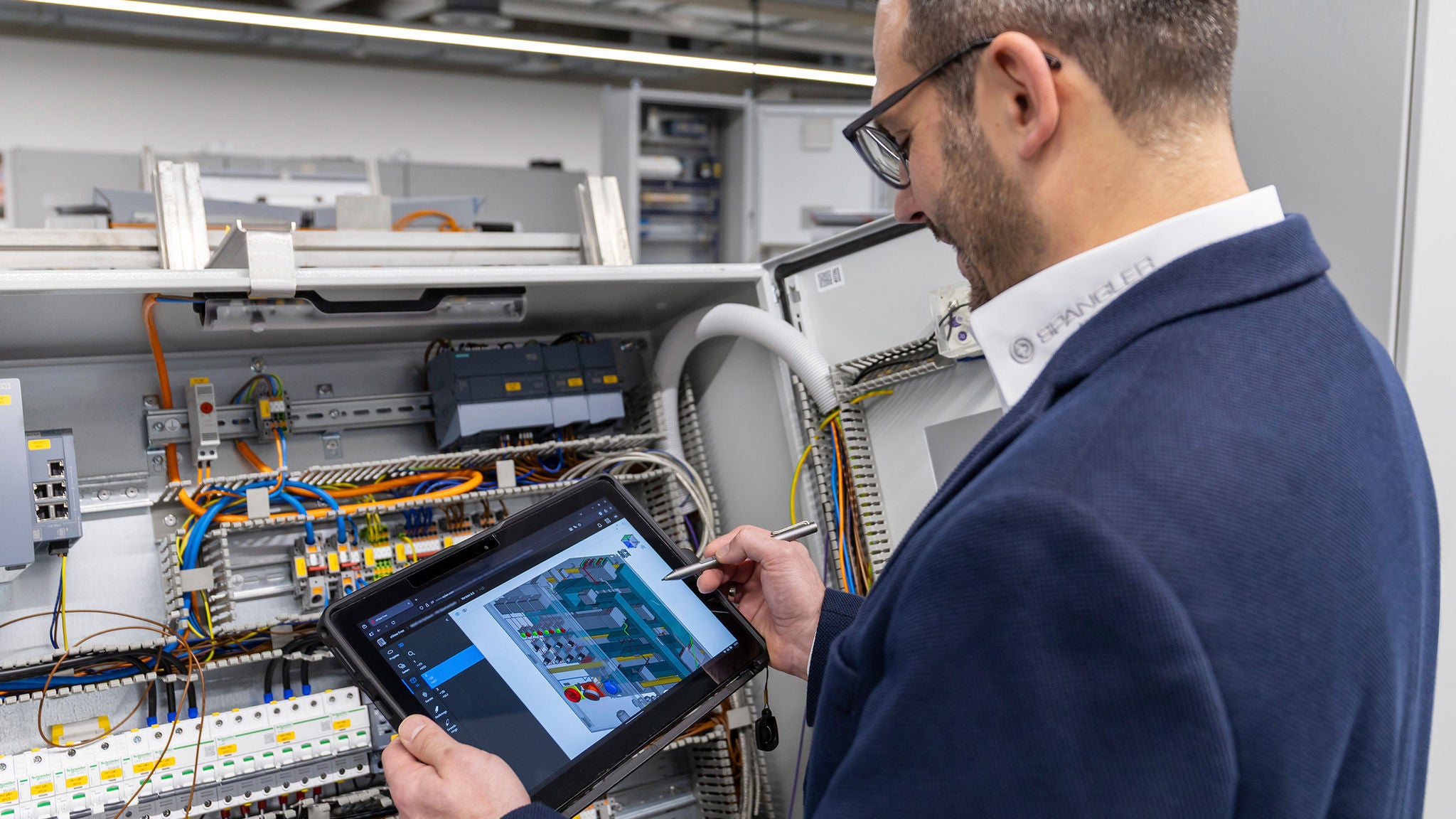 Rainer Meier, Spangler Automation demonstration on his tablet