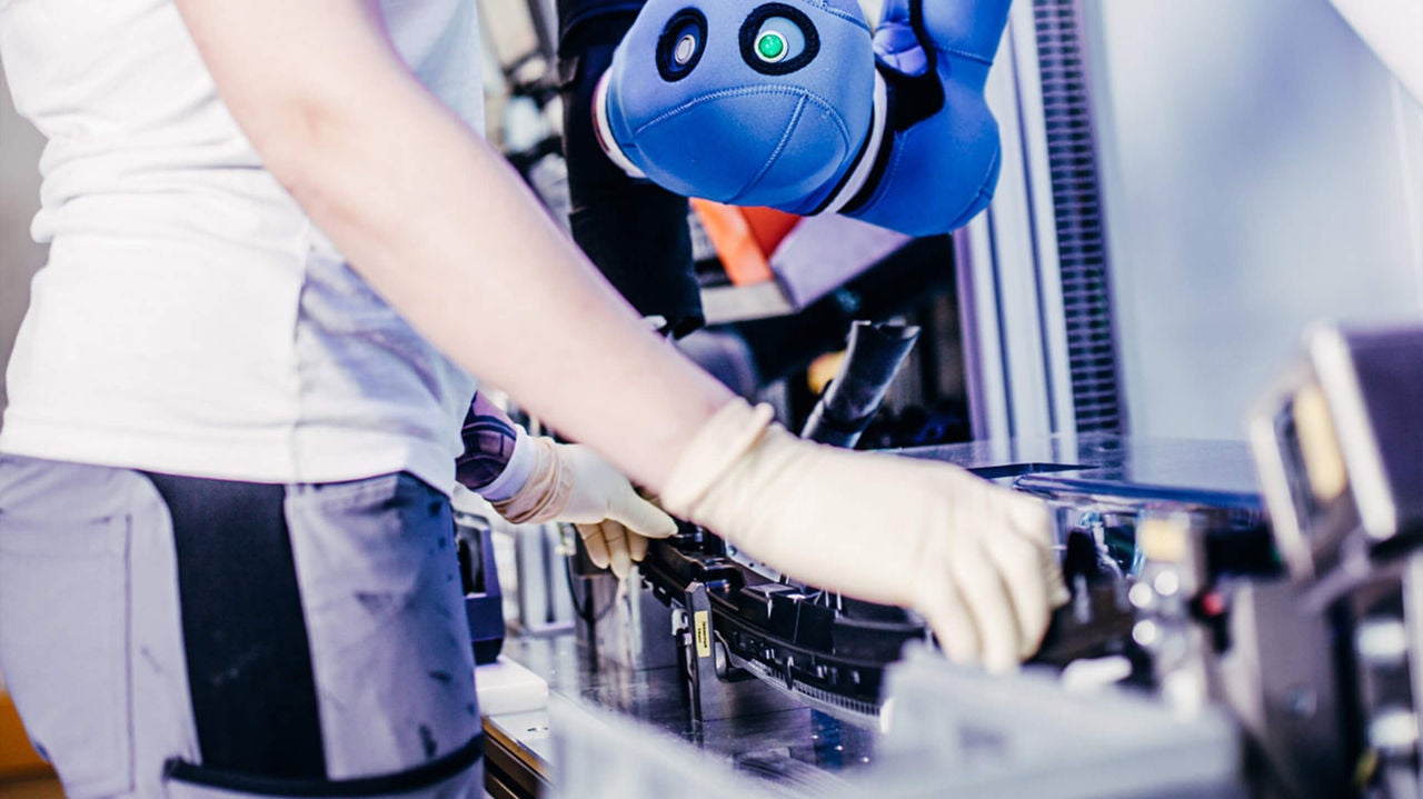 zkw-collaborative-robots-work-together-with-employees